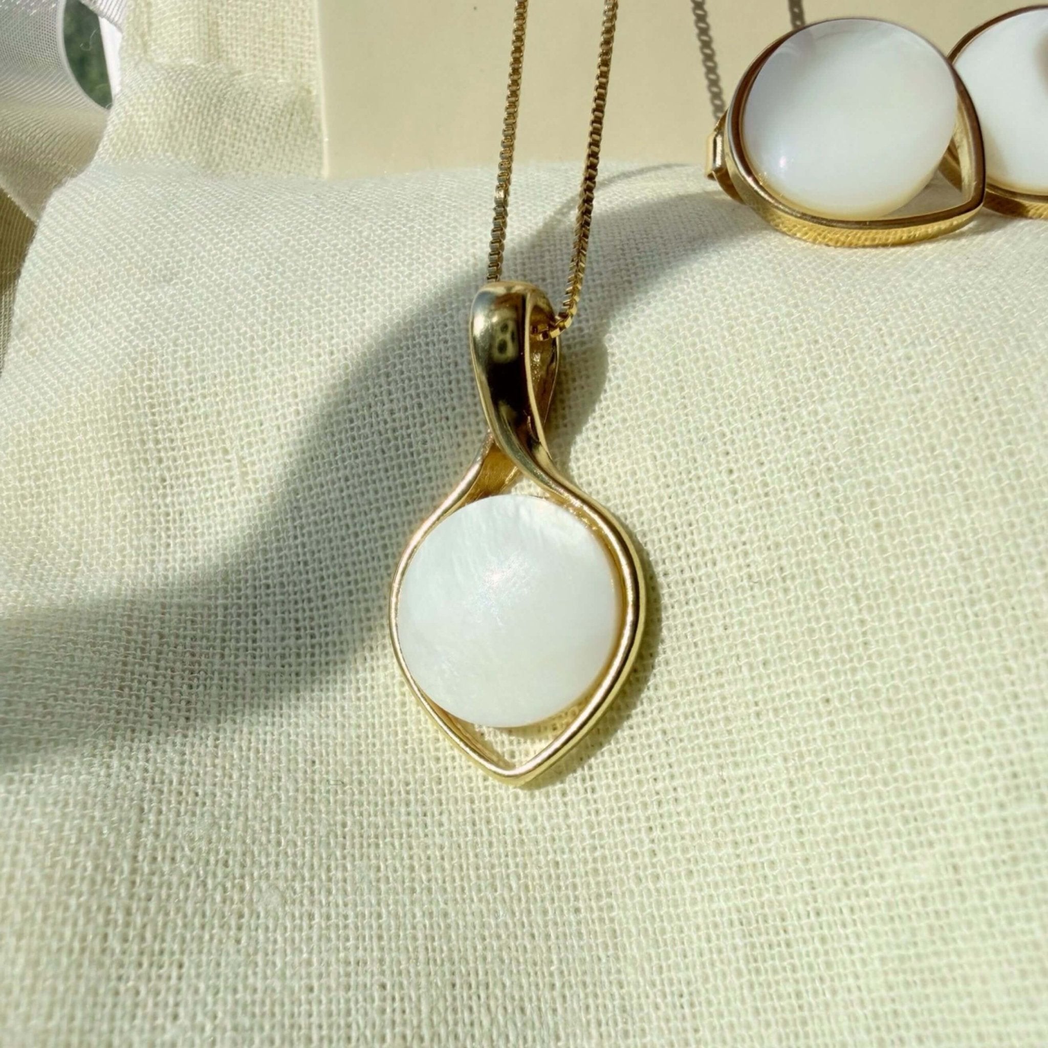 Offset Round Set – Mother of Pearl