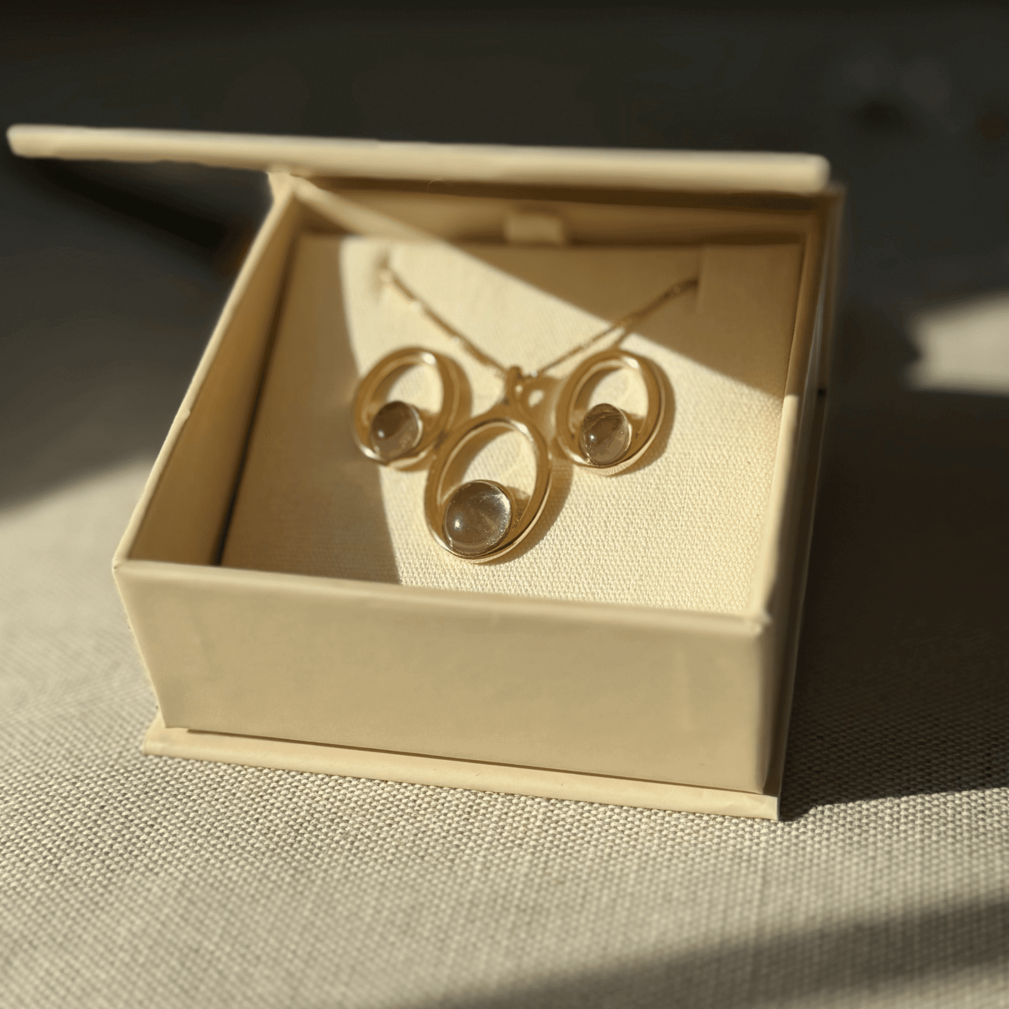 The Serene Aura Stud Earrings – Polished Amethyst & Gold